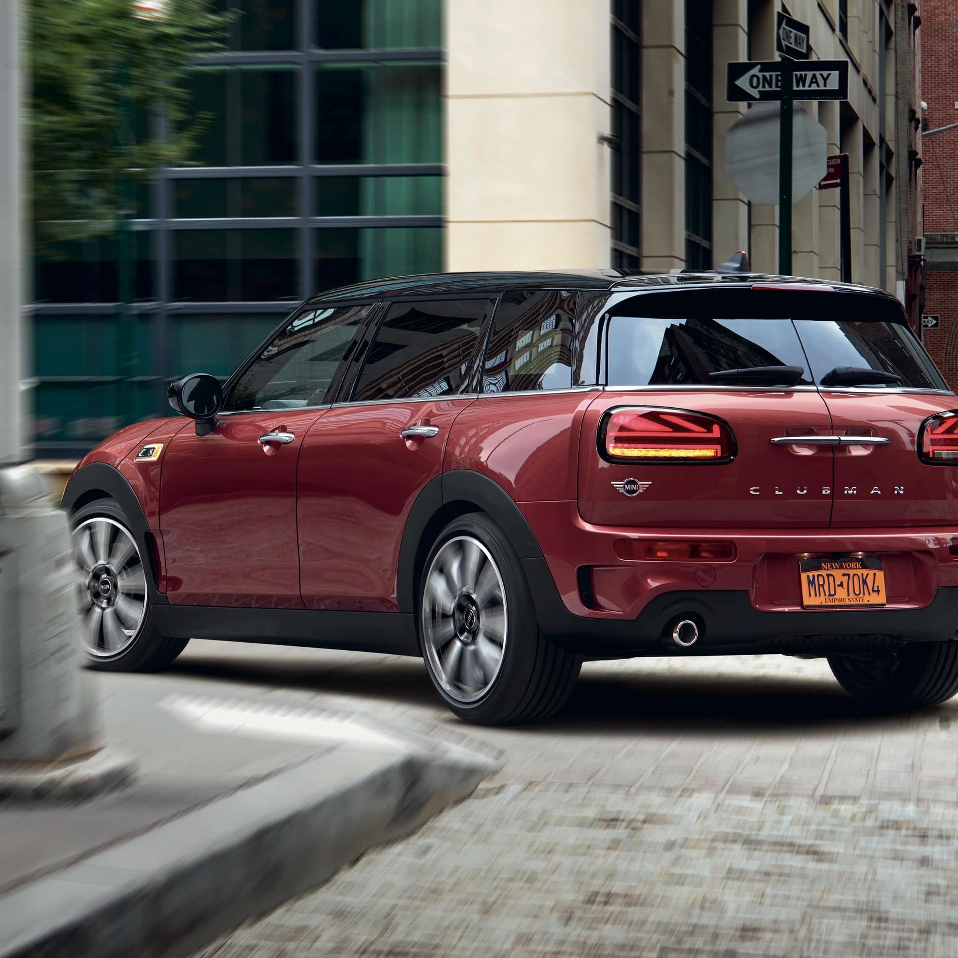 MINI Clubman – rouge et noir – vue de derrière avec feu arrière Union Jack MINI Clubman – rouge et noir – vue de derrière avec feu arrière Union Jack